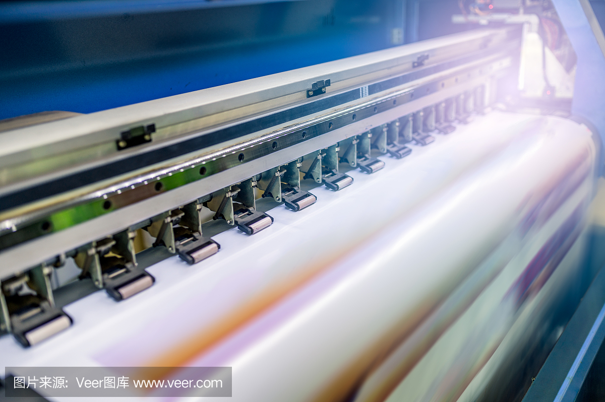 大型喷墨打印机与打印乙烯基纸与照明